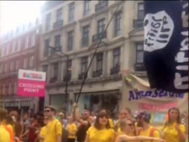 Zastava ISIL-a na gej paradi u Londonu (foto: YouTube / Screenshot) - 
