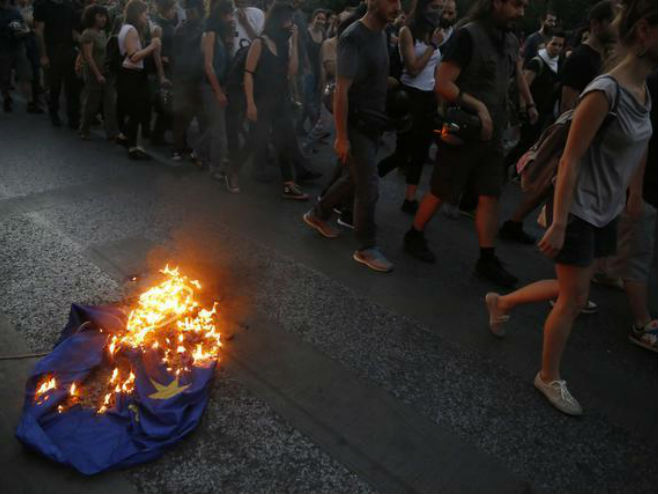 Protest u Grčkoj: Zapaljena zastava EU - Foto: Beta/AP