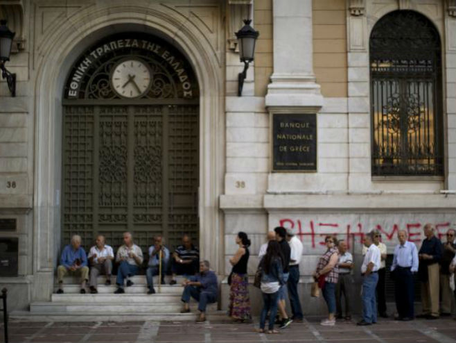 Red ispred banaka u Grčkoj - Foto: AP