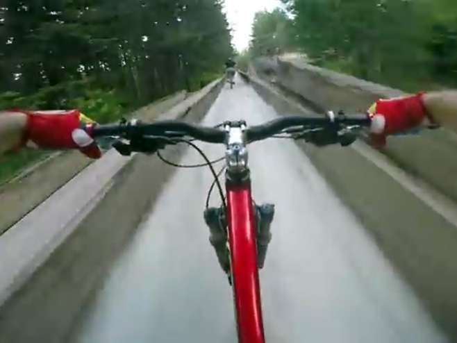 Biciklima niz bob stazu - Foto: Screenshot/YouTube