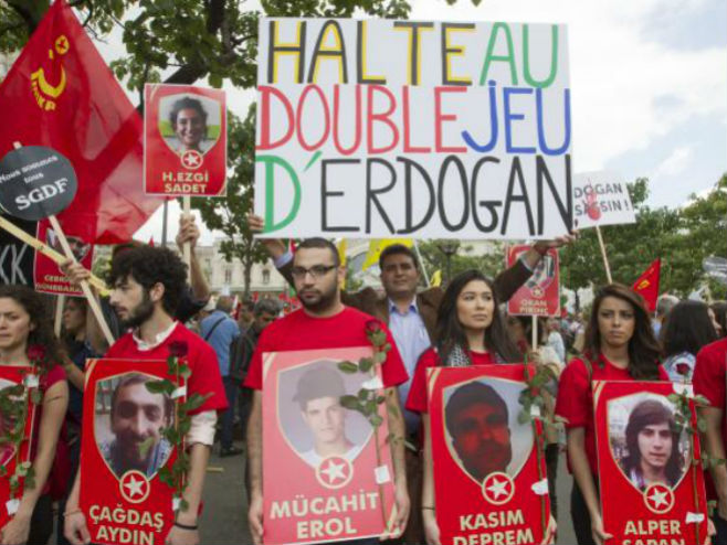 Protest Kurda u Parizu - Foto: AP