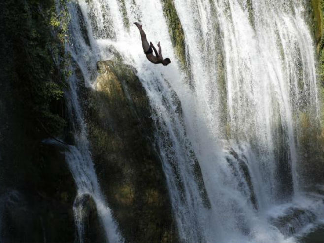 Skokovi sa vodopada u Јajcu - Foto: TANЈUG