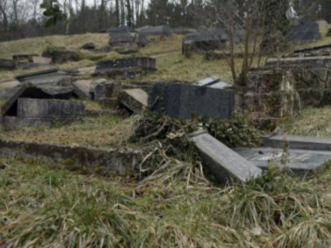 Oskrnavljeno hrišćansko groblje u Francuskoj - Foto: AFP