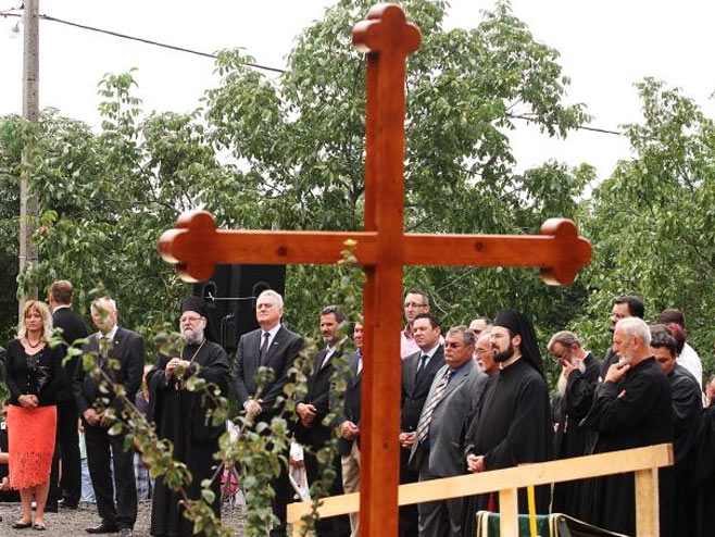 Parastos žrtvama akcije "Oluja" i osvještenje krsta buduće crkve brvnare na Banstolu, na Fruškoj Gori - Foto: TANЈUG