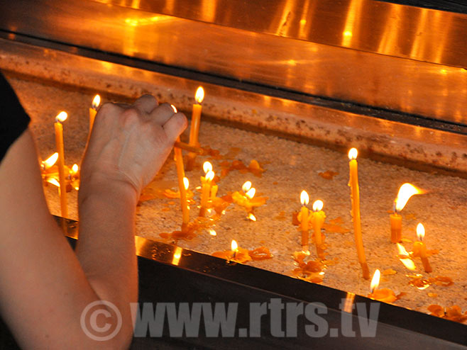 Paljenje svijeća - Foto: RTRS