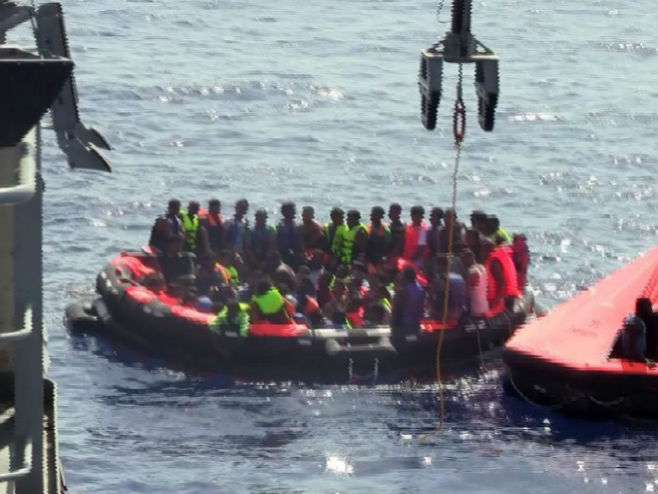 Spasavanje migranata u Sredozemnom moru (Foto: Irish Defence Forces) - Foto: AFP