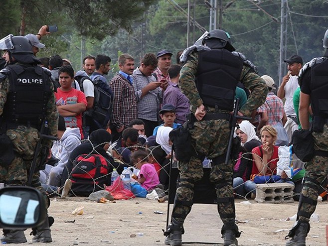 Migranti na granici sa Makedonijom (foto: http://www.telegraf.mk/) - 