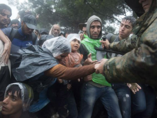 Izbjeglice na granici Grčke i Makedonije - Foto: AP
