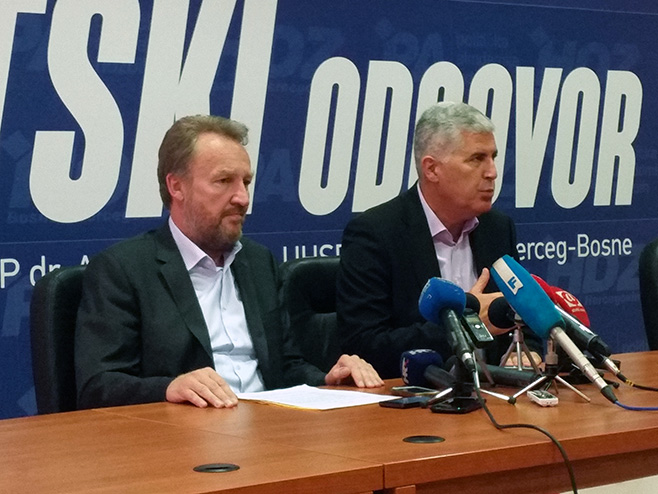 Predsjednik SDA Bakir Izetbegović i predsjednik HDZ-a BiH Dragan Čović na konferenciji za novinare u Mostaru - Foto: SRNA