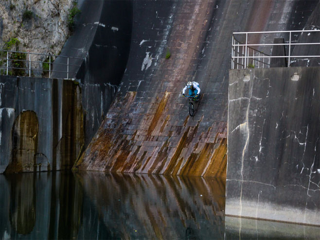 Biciklista Primož Ravnik spušta se niz branu (Foto: pusnejc.com) - 
