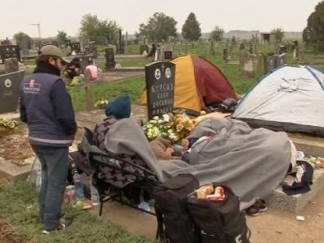 Izbjeglice u Hrvatskoj drže na pravoslavnom groblju(foto:"Channel 4") - 