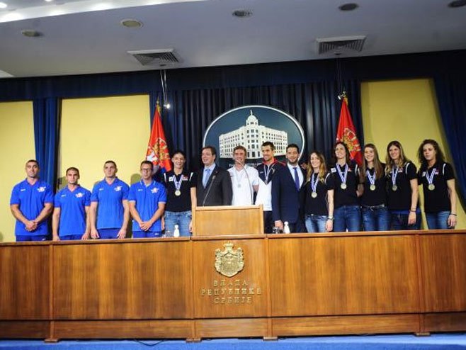 Premijer Aleksandar Vučić sa ženskom odbojkaškom reprezentacijom, kajakašims, kajakašicama i veslačima - Foto: TANЈUG
