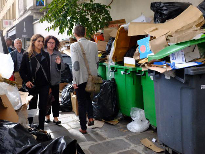 Pariz zatrpan smećem - Foto: AP
