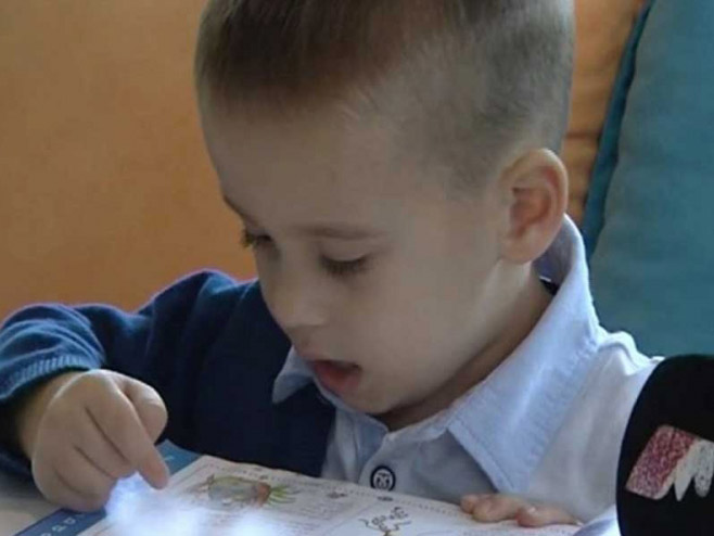 Mali Crnogorac sa 4 godine piše i čita na engleskom jeziku - Foto: Screenshot