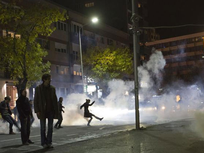 Priština: Sukob demonstranata i policije - Foto: Beta/AP