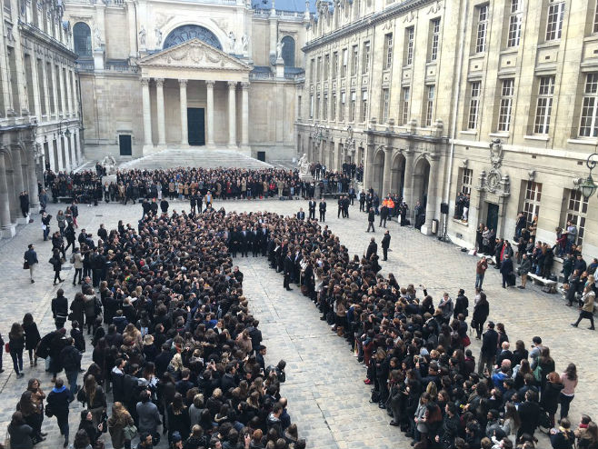 Minuta ćutnje u Parizu (foto: Twitter @paulgypteau) - 