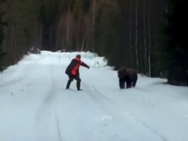Čovjek i medvjed - Foto: Screenshot/YouTube