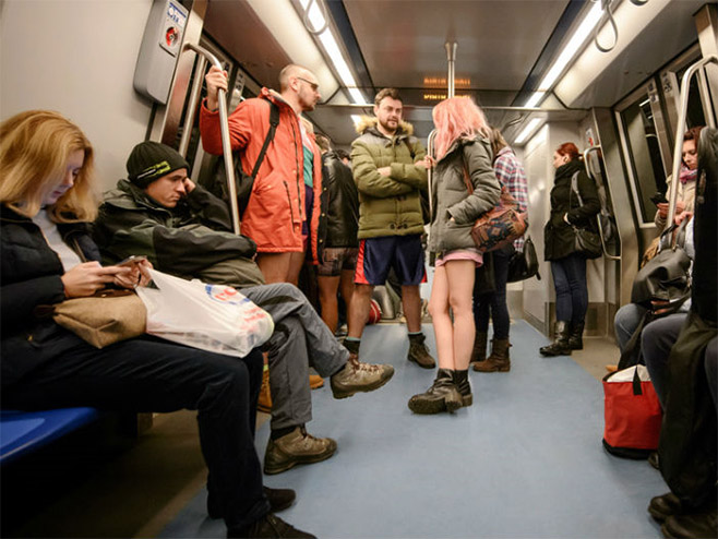 Bez pantalona u metro! - Foto: RTS