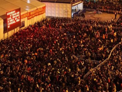 Zbog snijega hiljade Kineza čeka na stanici - 