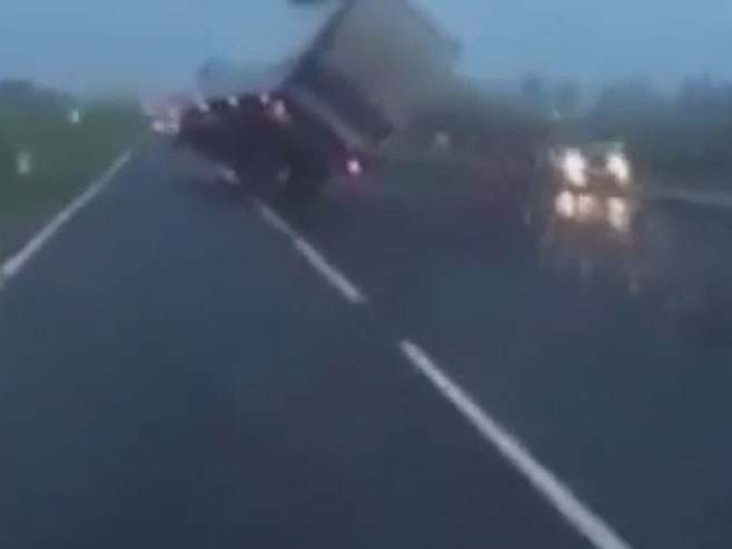 Kamion jednim točkom na zemlji... - Foto: Screenshot/YouTube
