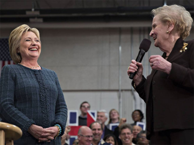 Podrška Madlen Olbrajt Hilari Klinton na skupu u Nju Hempširu (Foto: Bloomberg News) - 