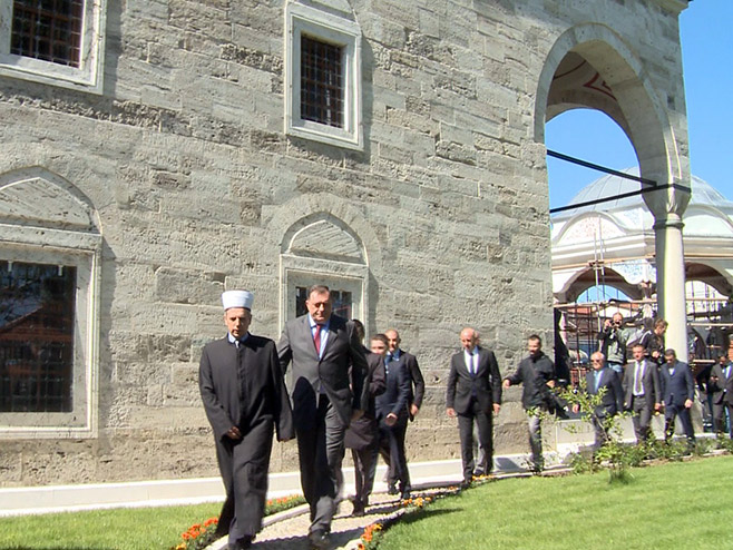 Milorad Dodik u posjeti obnovljenoj Ferhat-pašinoj džamiji - Foto: RTRS