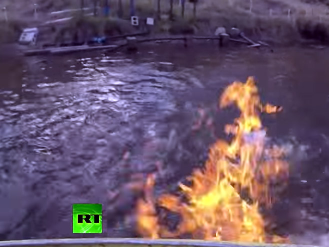Upaljačem zapalio rijeku - Foto: Screenshot/YouTube