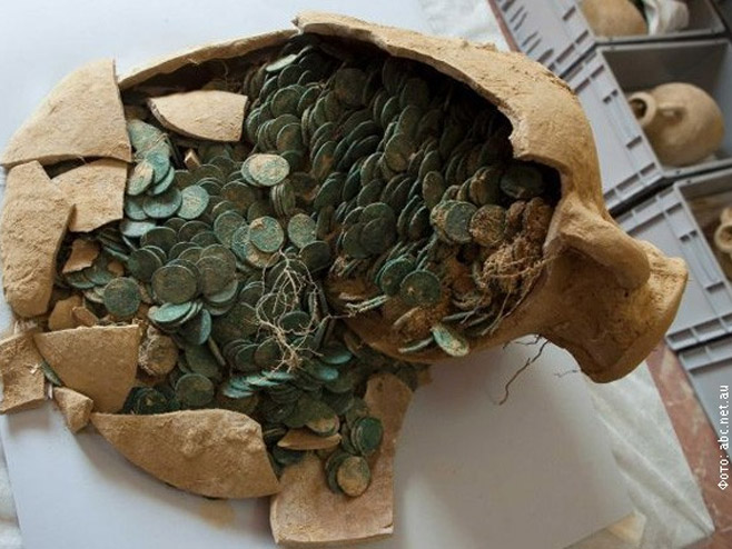 Stari ćup sa rimskim novcem - Foto: RTS