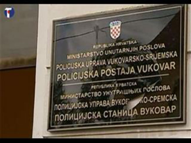 Vukovar- razbijena dvojezična tabla - Foto: TANЈUG