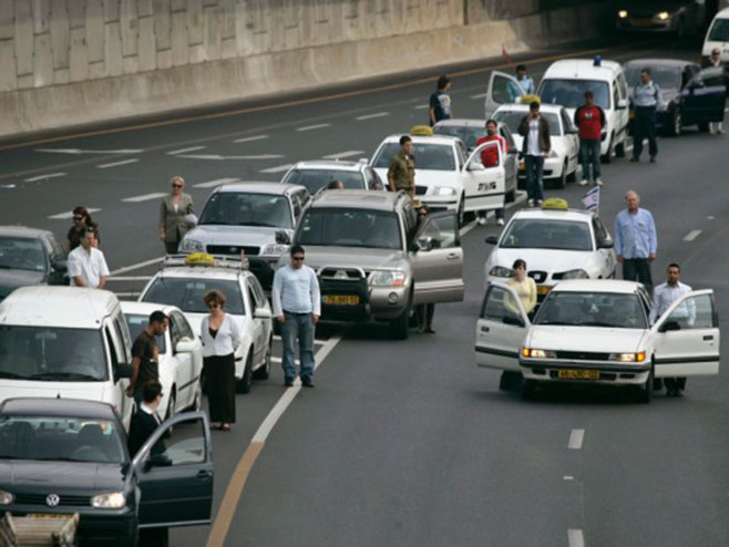 Vozači automobila izašli su iz vozila u znak sećanja na žrtve (arhivska fotografija) - Foto: AP