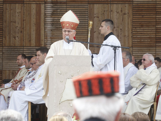 Biskup Komarica u Blajburgu (Foto: Željko Hajdinjak/EPH) - 
