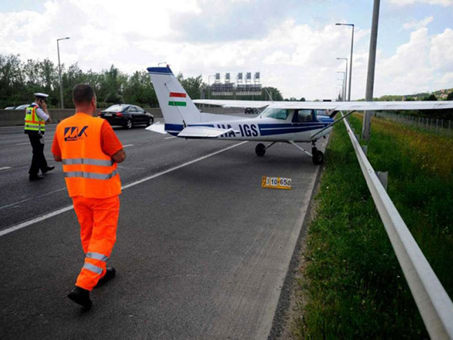 Mađarska: Avion prinudno sletio na auto-put - Foto: nezavisne novine