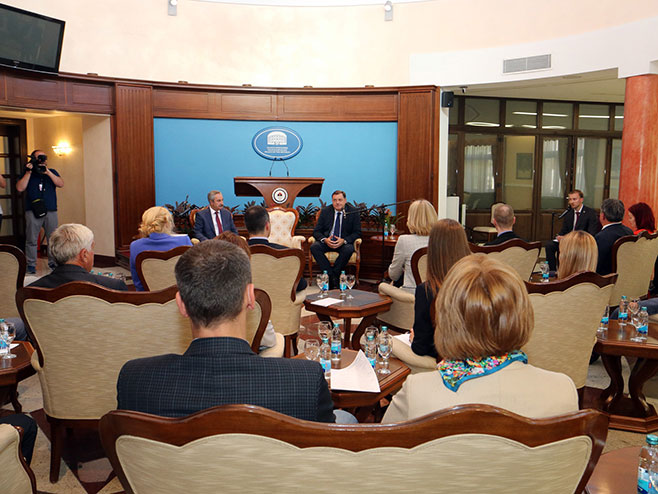 Dodik sa delegacijom Sankt Peterburga - Foto: SRNA