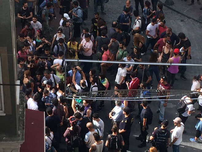 Istanbul- Suzavcem na gej paradu (Foto: Twitter) - 