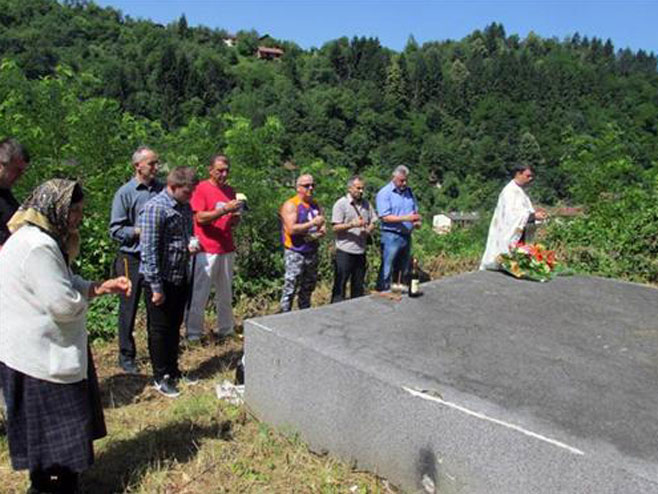 Služen parastos srpskim žrtvama ustaških zločina u Srebrenici - Foto: SRNA
