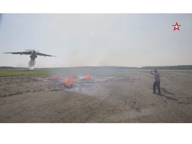 Rusija - gašenje požara na avionu - Foto: Screenshot