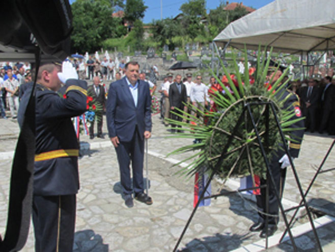 Bratunac - Dodik - polaganje cvijeća - Foto: SRNA