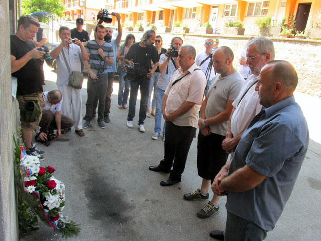 Odavanje počasti Srbima mučenim i ubijenim u srebreničkim logorima (Arhiv) - Foto: SRNA