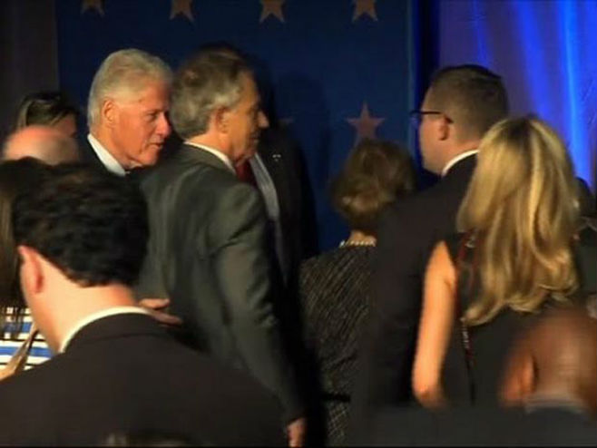 Evakuacija Klintona, Buša i Blera - Foto: Screenshot/YouTube