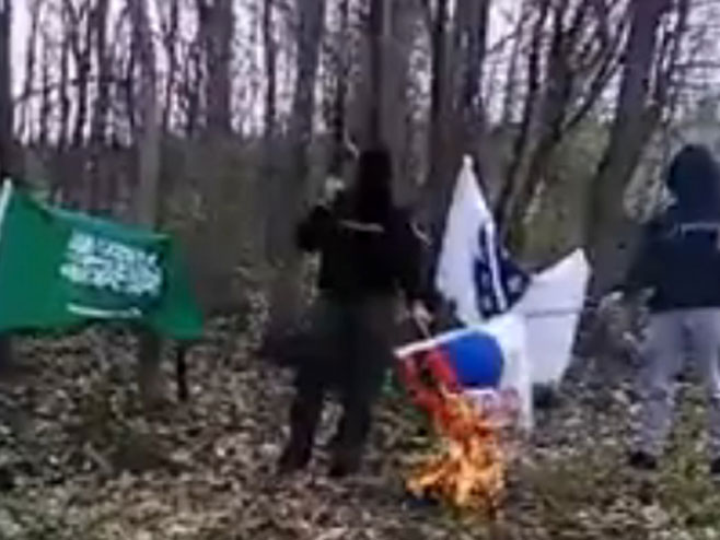 Islamisti pale srpske zastave - Foto: Screenshot