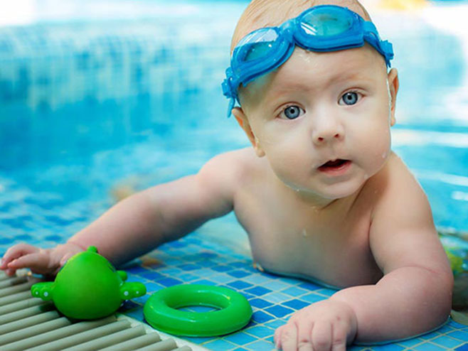 Nova moda: Kurs plivanja za bebe - Foto: RTS