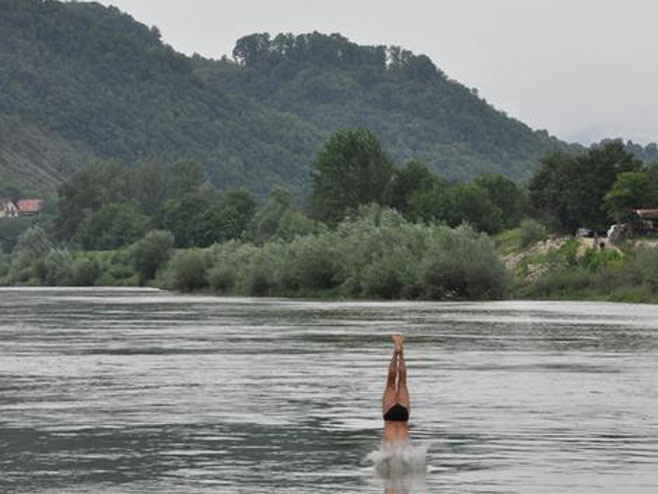 Trenutak kada Slovenac uskače u vodu (Foto:Rade Jokić / RAS Srbija) - 