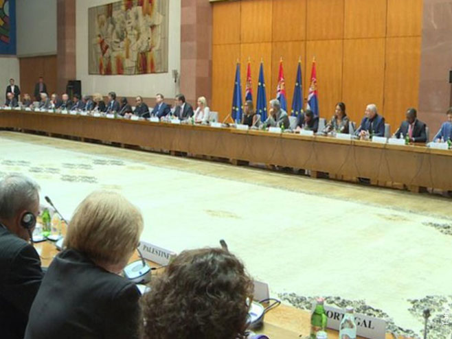 Vučić na sastanku sa predstavnicima diplomatskog kora - Foto: RTS