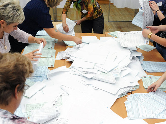 Brojanje glasova u Rusiji (foto: © Sputnik/ Јevgenij Јepančincev) - 