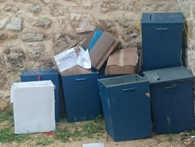 Stolac: Glasačke kutije na smetljištu? (foto: Nadina Malićbegović/Aljazeera Balkans) - 