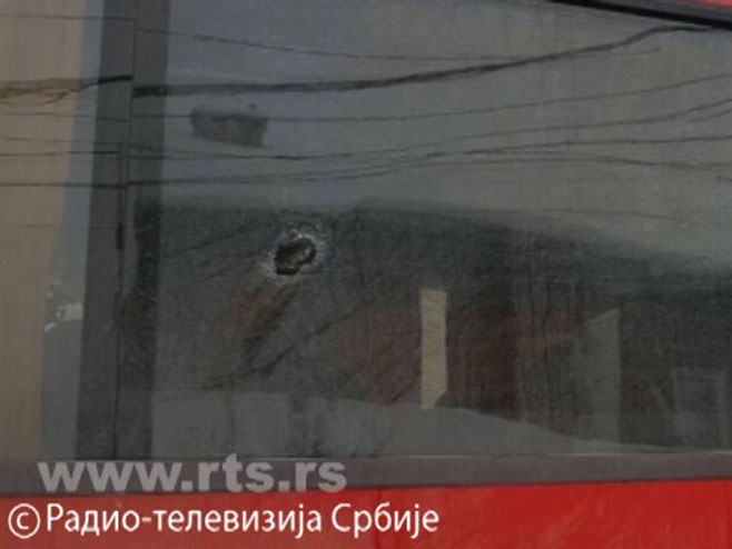 U Đakovici napadnut autobus sa raseljenim Srbima - Foto: RTS