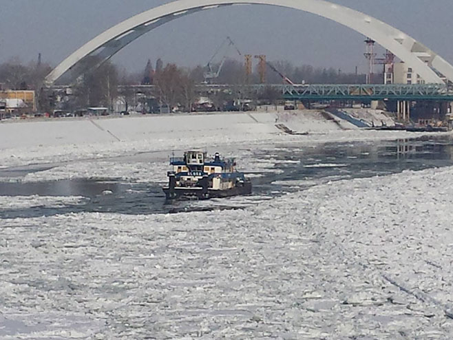 Novi Sad: Razbijanje leda  na Dunavu - Foto: SRNA