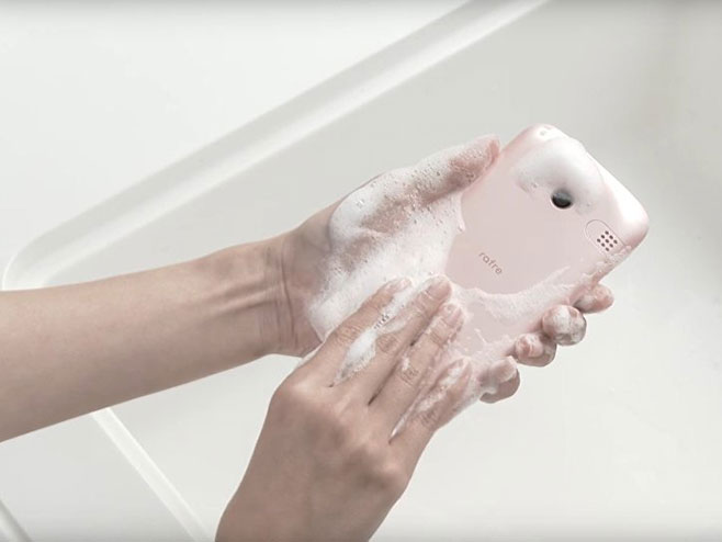 Smartfon koji voli da se kupa - Foto: Screenshot