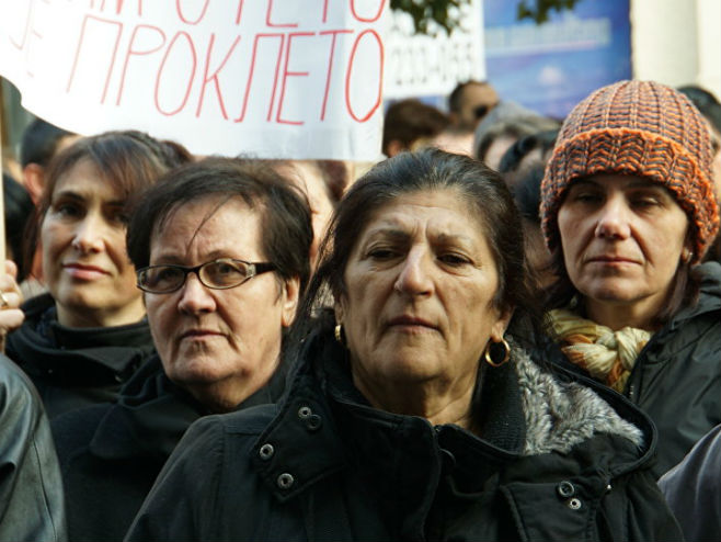 Protest majki iz Crne Gore ispred zgrade Vlade - Foto: TANЈUG