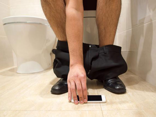Prestanite da nosite telefone u toalet - Foto: Screenshot
